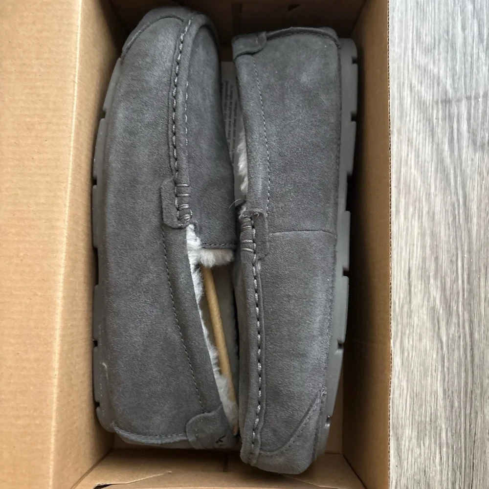 Koolaburra UGG Tipton Suede Slippers Size 9 NIB